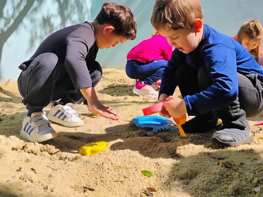 Crianças brincando no tanque de areia