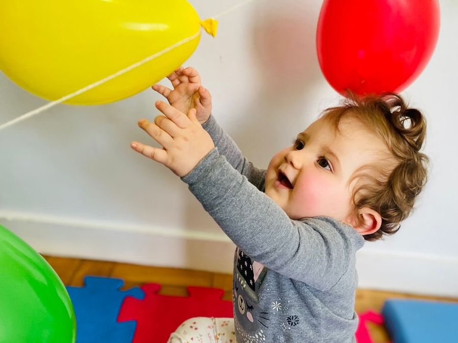 Bebê brincando com balões