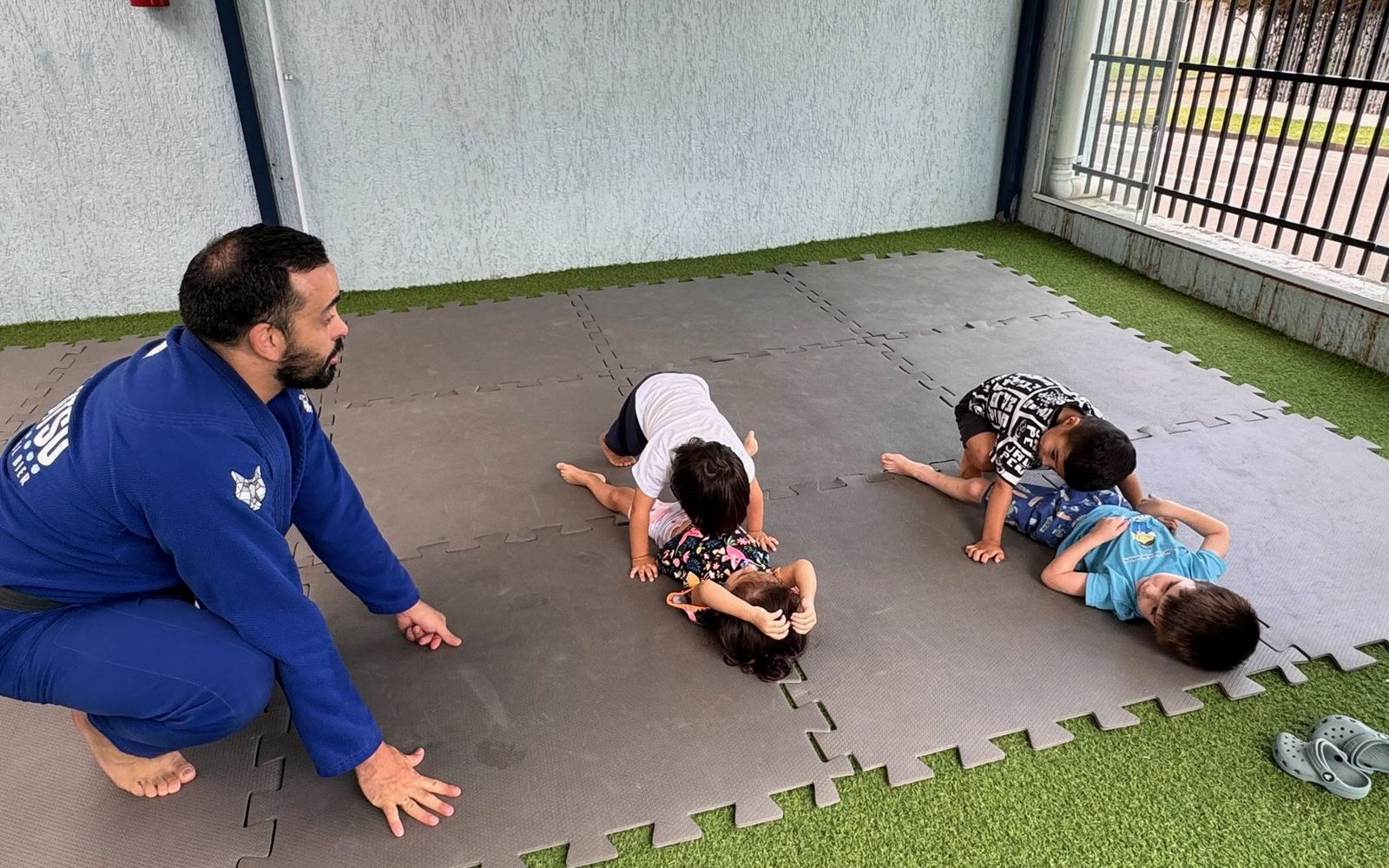 Aula de jiu-jitsu com as crianças no tatame